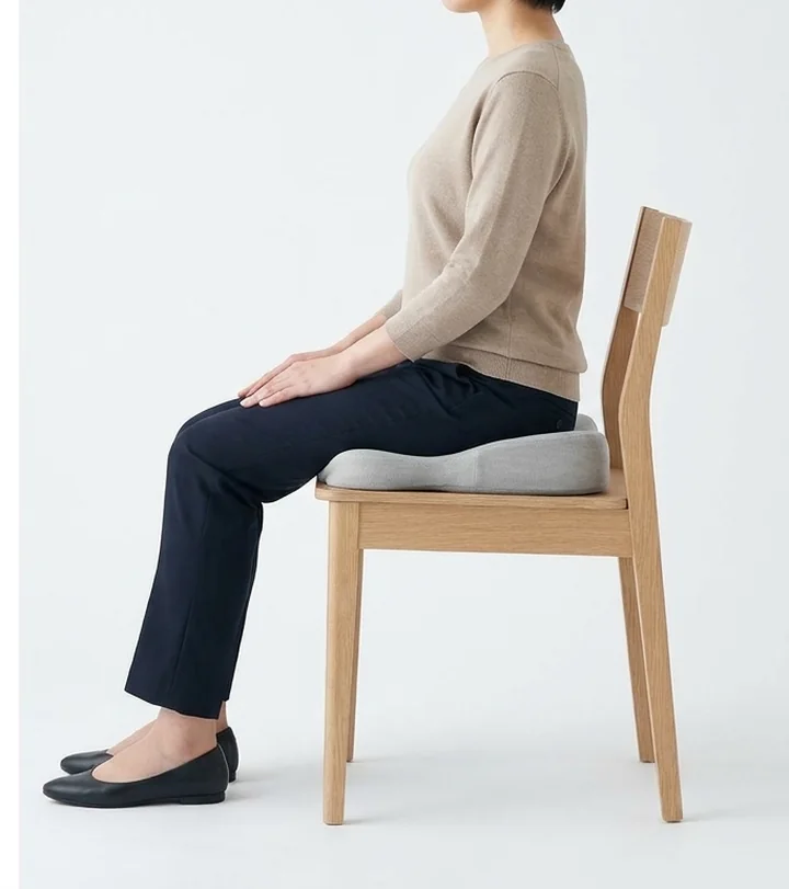 Suu を置いた座面に座った姿。骨盤が立ち、背すじのカーブが戻っている